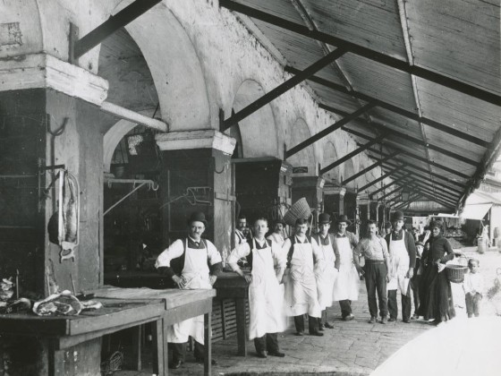 ~1900 meat market on site of present-day Cafe du Monde [Photo from database]